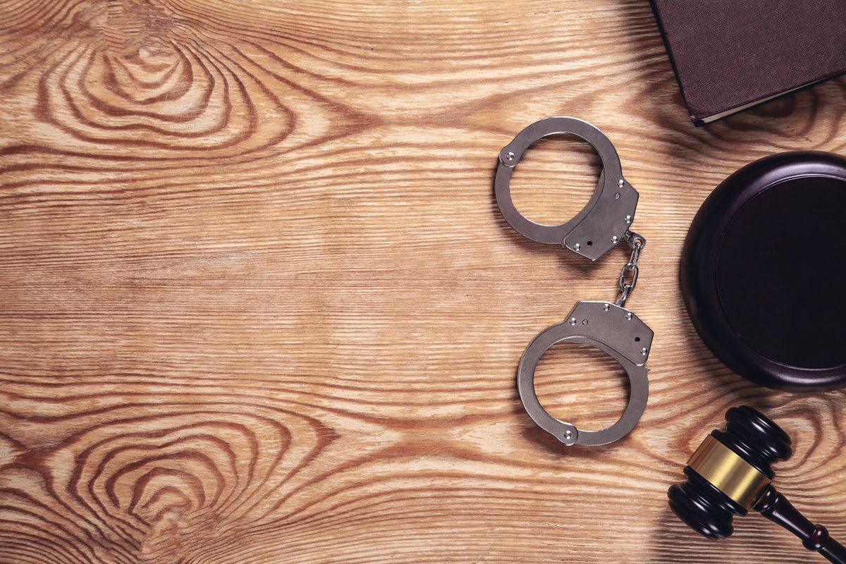 Handcuffs and gavel representing petit theft and grand theft charges in Florida